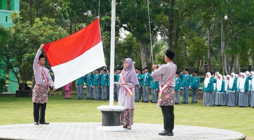 Elegansi Busana Melayu Hiasi Peringatan HGN di MAN IC Jambi