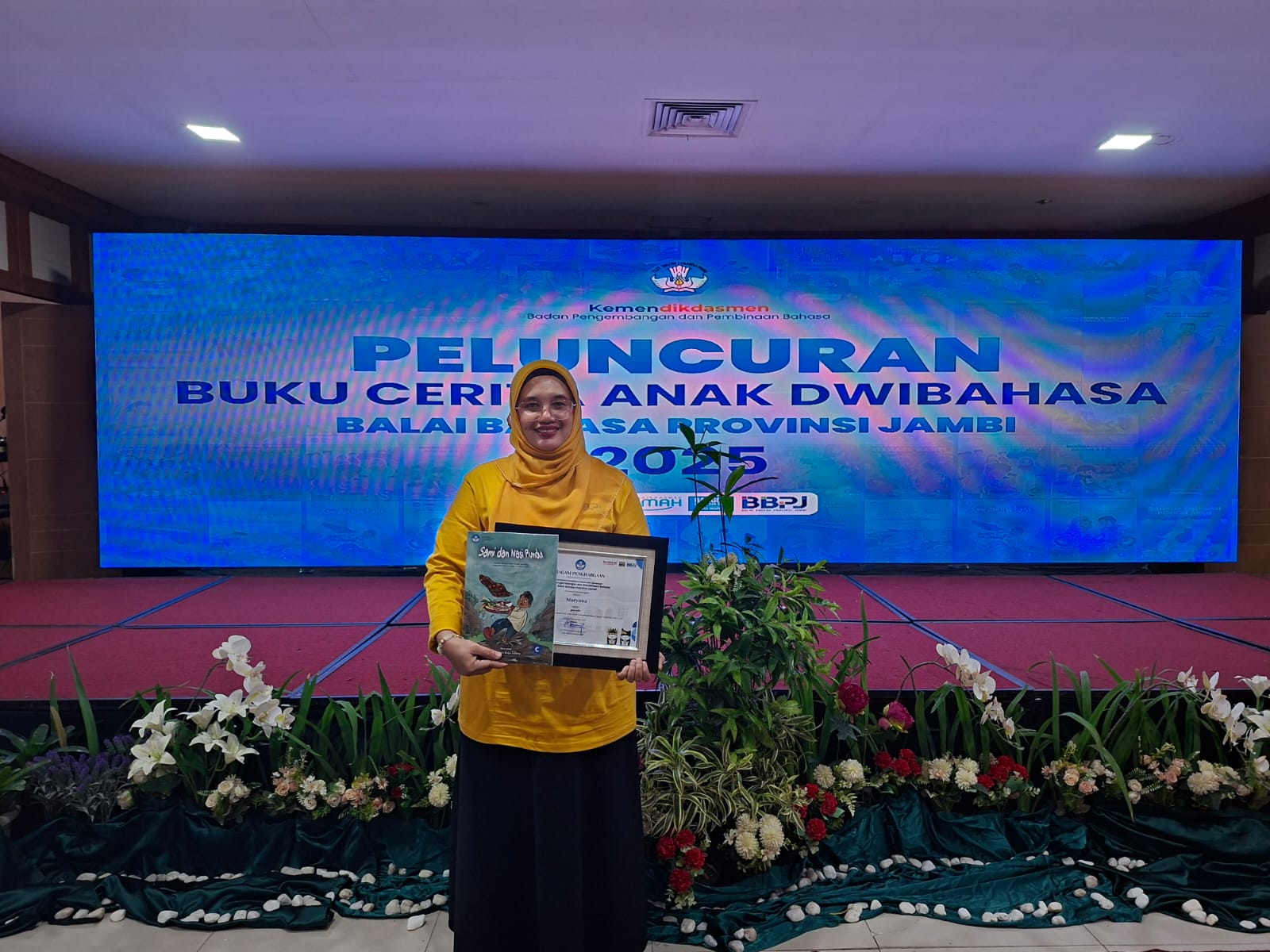 Guru MAN Insan Cendekia Jambi Raih Penghargaan dalam Peluncuran  Buku Cerita Anak Dwibahasa 2025