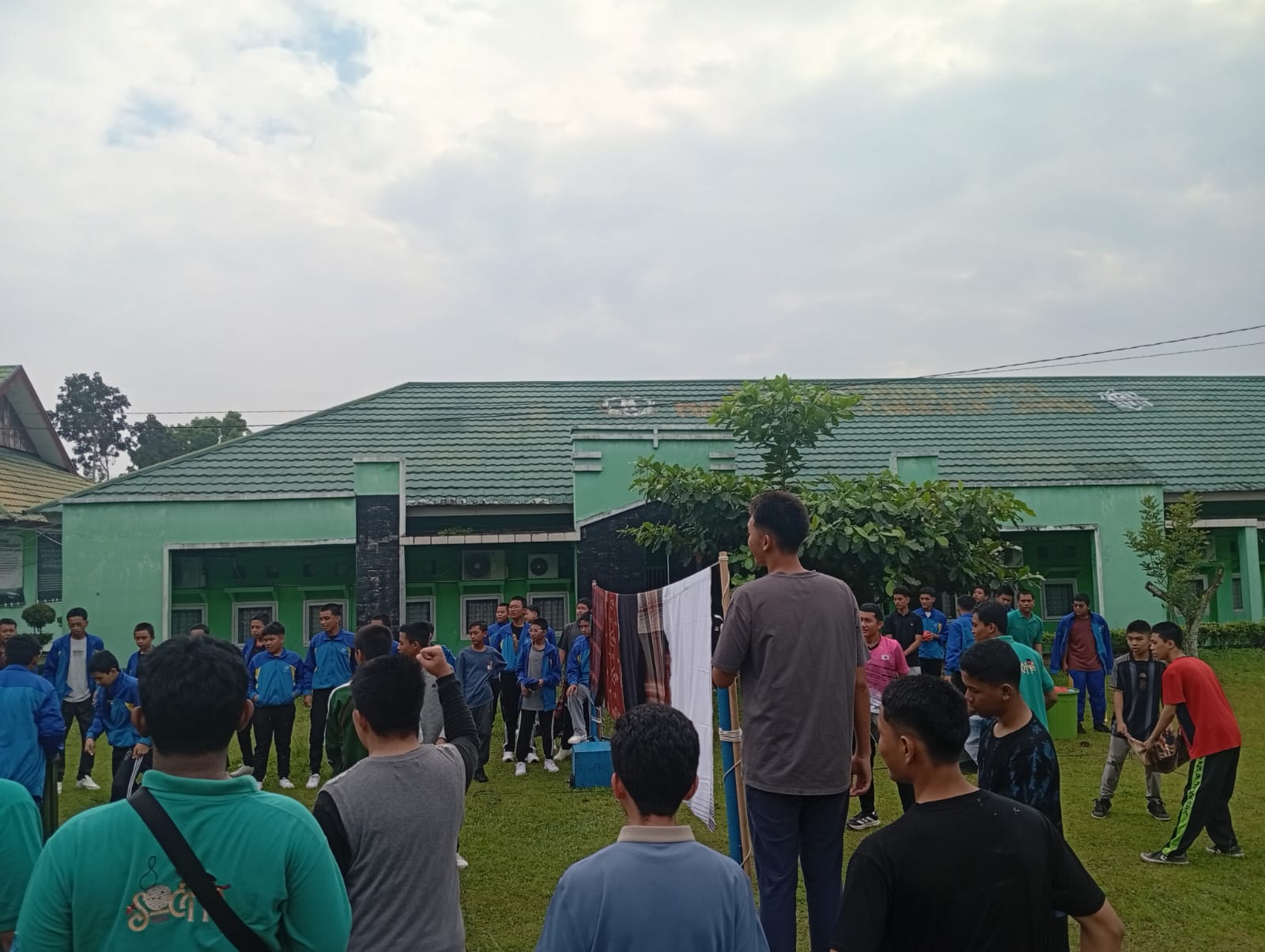 Lomba Voli Air dan Estafet Karung Meriahkan Peringatan HUT RI ke-80 di MAN IC Jambi