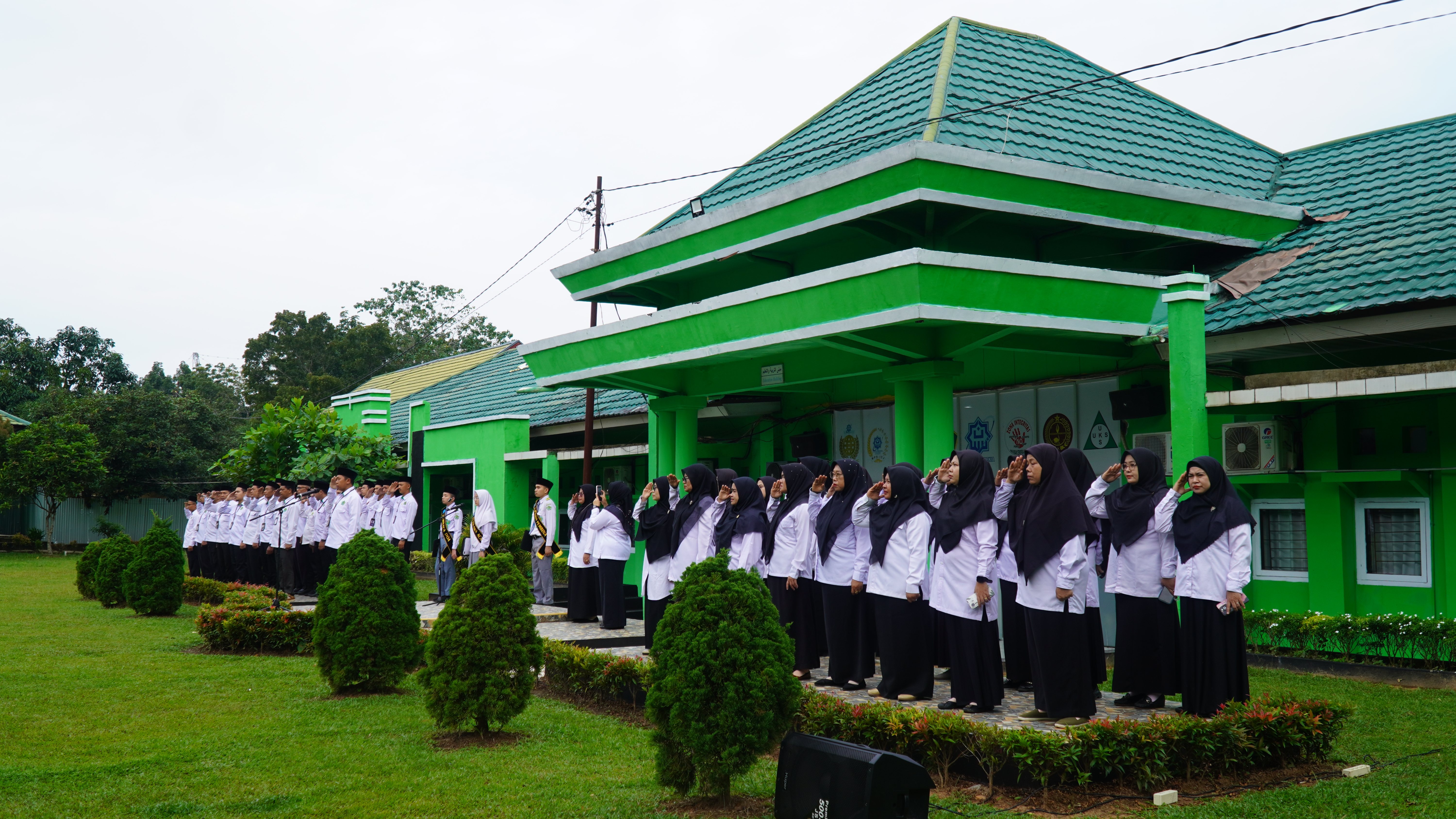 Menanamkan Disiplin dan Manajemen Waktu Melalui Upacara Bendera
