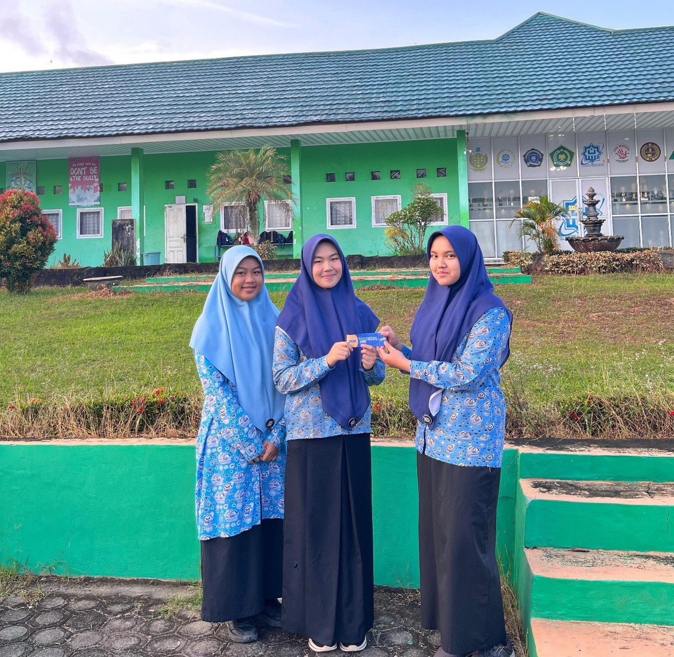 OSIS Bidang Relasi dan Publikasi MAN Insan Cendekia Jambi  Bagikan Hadiah Pemenang FOCUS Edisi 76