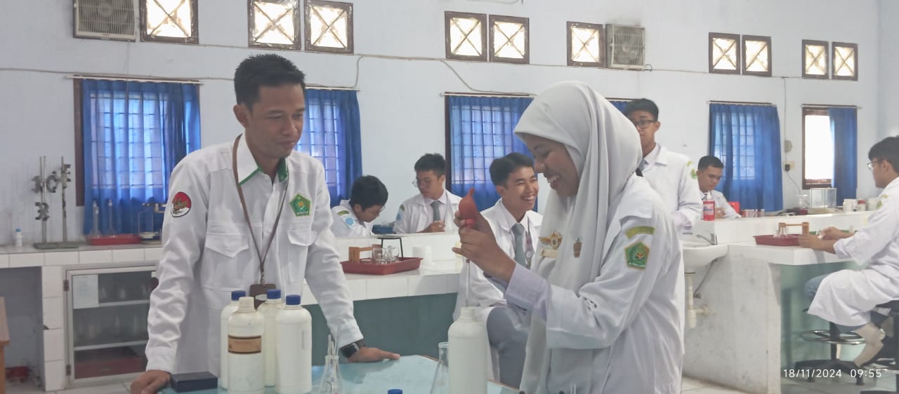 SIM LAB KIMIA MAN IC Jambi, Inovasi Digital Laboratorium Modern Penguat Zona Integritas