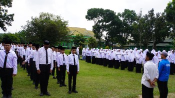 Alfat Khuri Ajak Murid Baru Peduli Lingkungan Madrasah