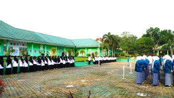 Apel Senin MAN IC Jambi Tekankan Disiplin, Prestasi, dan Karakter murid