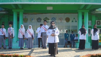 MAN IC Jambi Gelar Upacara Bendera, Kepala Madrasah Tekankan Pentingnya Kebersihan dan Disiplin
