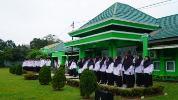Menanamkan Disiplin dan Manajemen Waktu Melalui Upacara Bendera