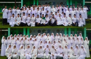 Penuh Semangat dan Kekompakan,  Siswa MAN IC Jambi Laksanakan Foto Bersama di Hari Santri