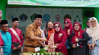 Rasa Syukur dan Apresiasi Guru, MAN IC Jambi Potong Tumpeng di HGN 2024