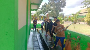 Semangat Gotong Royong Murid MAN Insan Cendekia Jambi, Wujudkan Budaya Kerja Sama dalam Membangun Zona Integritas