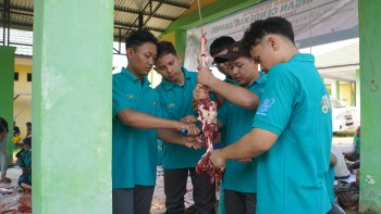 Tujuh Peserta Sumbangkan Sapi Pertama dalam Kegiatan Qurban MAN IC Jambi