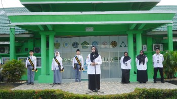 Upacara Senin Penuh Makna, Kepala MAN IC Jambi Tekankan Adab Siswa dan Ketertiban Administrasi GTK