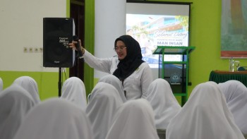 Waka Humas MAN IC Jambi Tanamkan Akhlak dan Etika Bermedia Sosial kepada Murid Baru