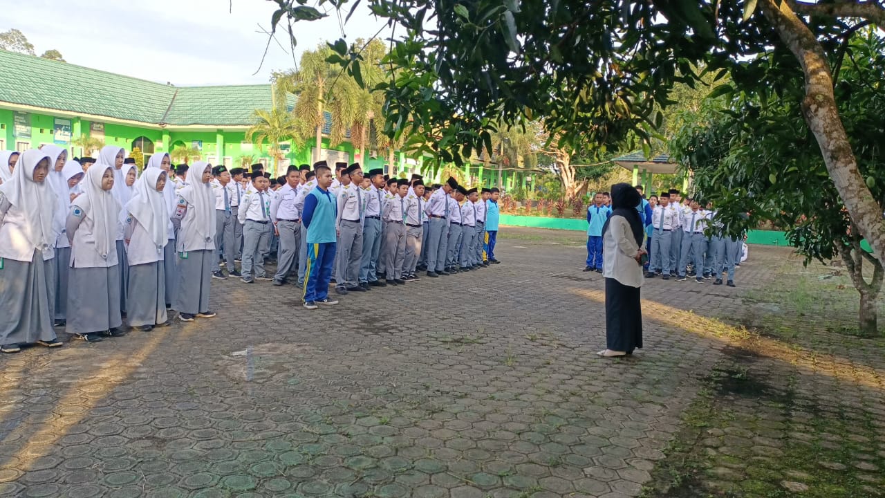 Wakil Kepala Bidang Akademik MAN IC Jambi Tekankan Persiapan TKA pada Apel Pagi