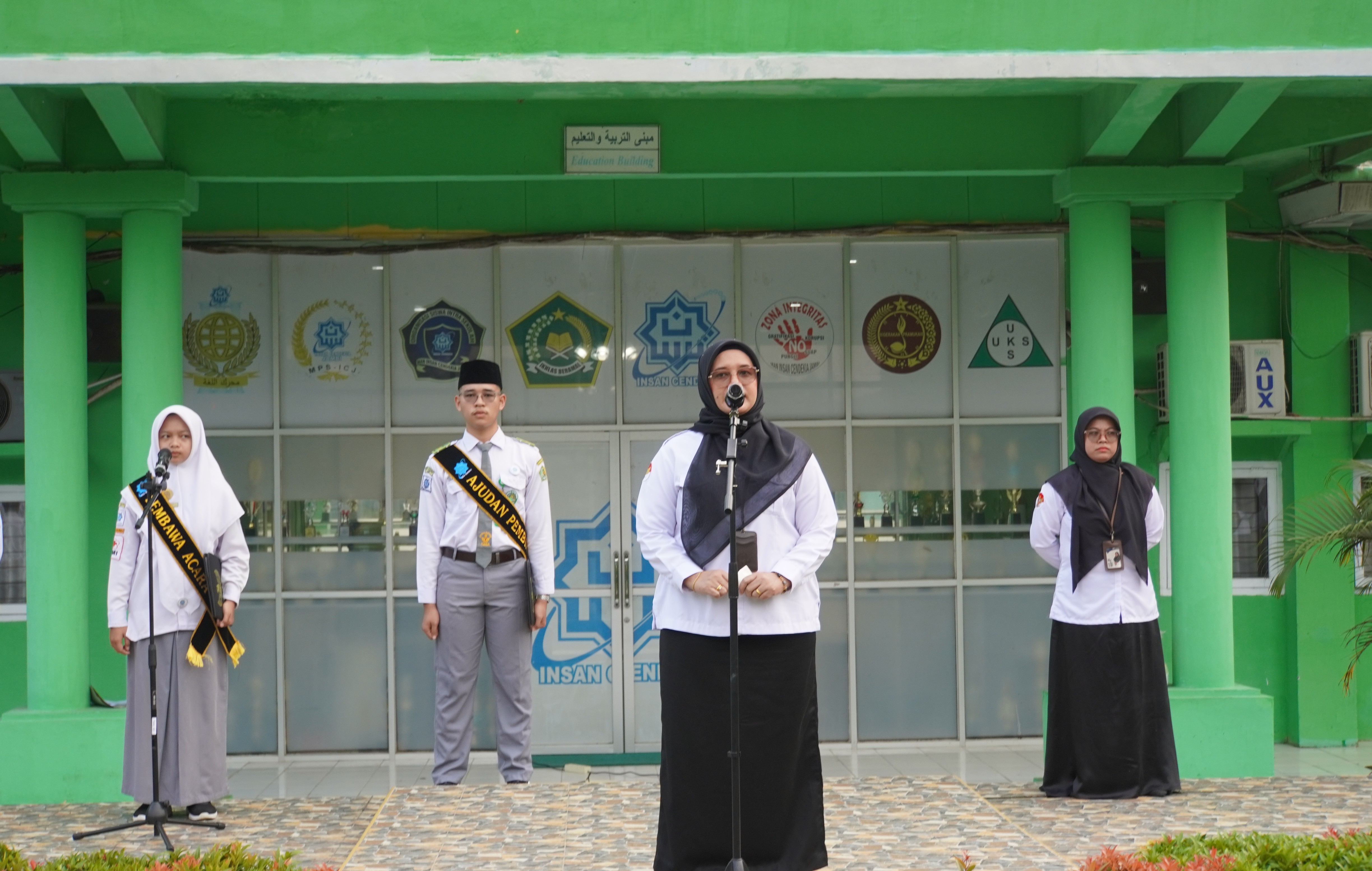 Wujudkan Pelayanan Prima, Waka Humas Sosialisasikan Sembilan Inovasi MAN IC Jambi pada Upacara Bendera